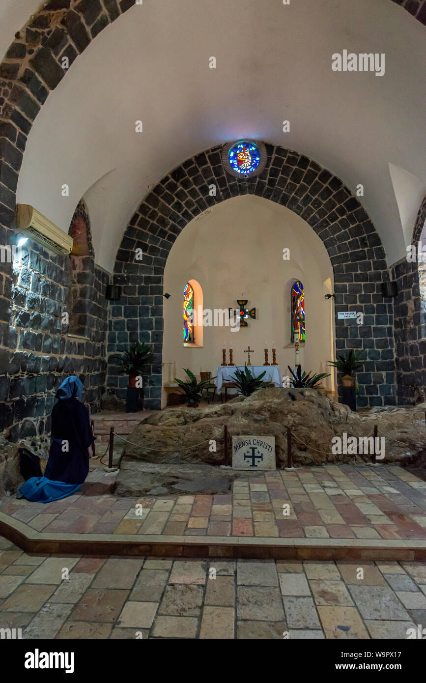 Tabgha, Israel - 18. Mai 2019: Nonne beten in der Kirche von der Vermehrung der Brote und Fische in Tabgha, Israel Stockfoto