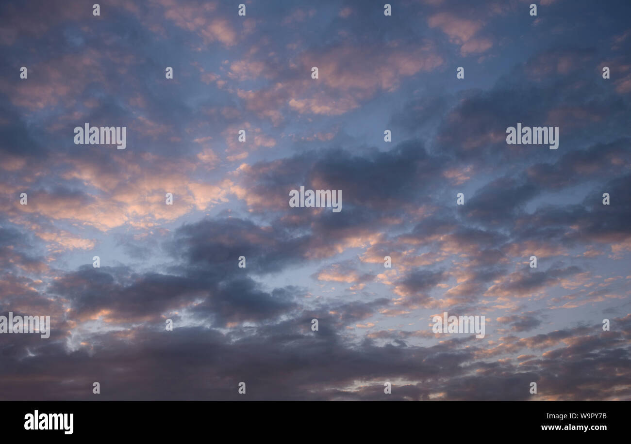 Wetter: Wolkiger Himmel bei Sonnenuntergang für Hintergrund oder digitale Komposition. Stockfoto