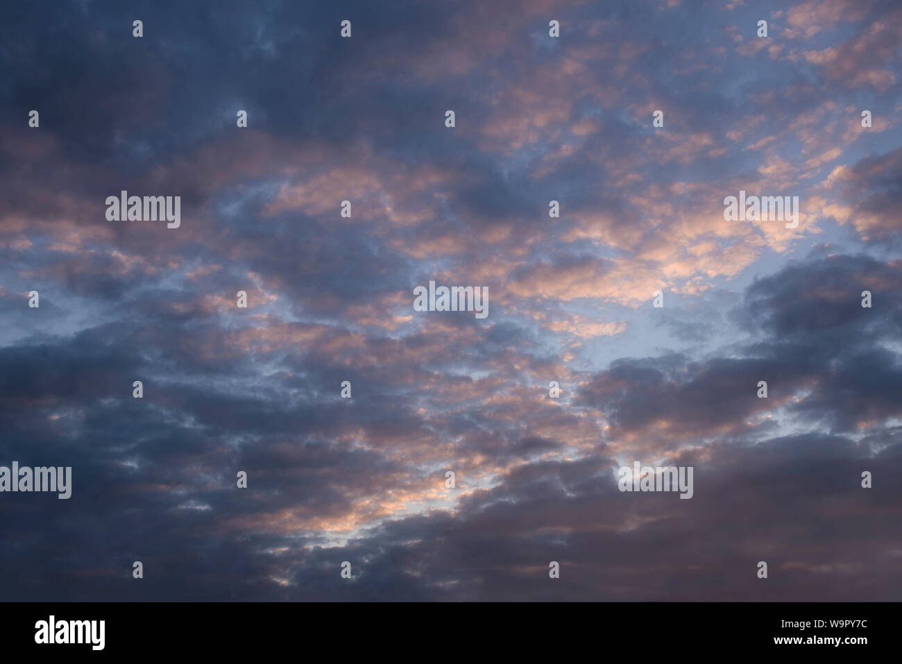 Wetter: Wolkiger Himmel bei Sonnenuntergang für Hintergrund oder digitale Komposition. Stockfoto