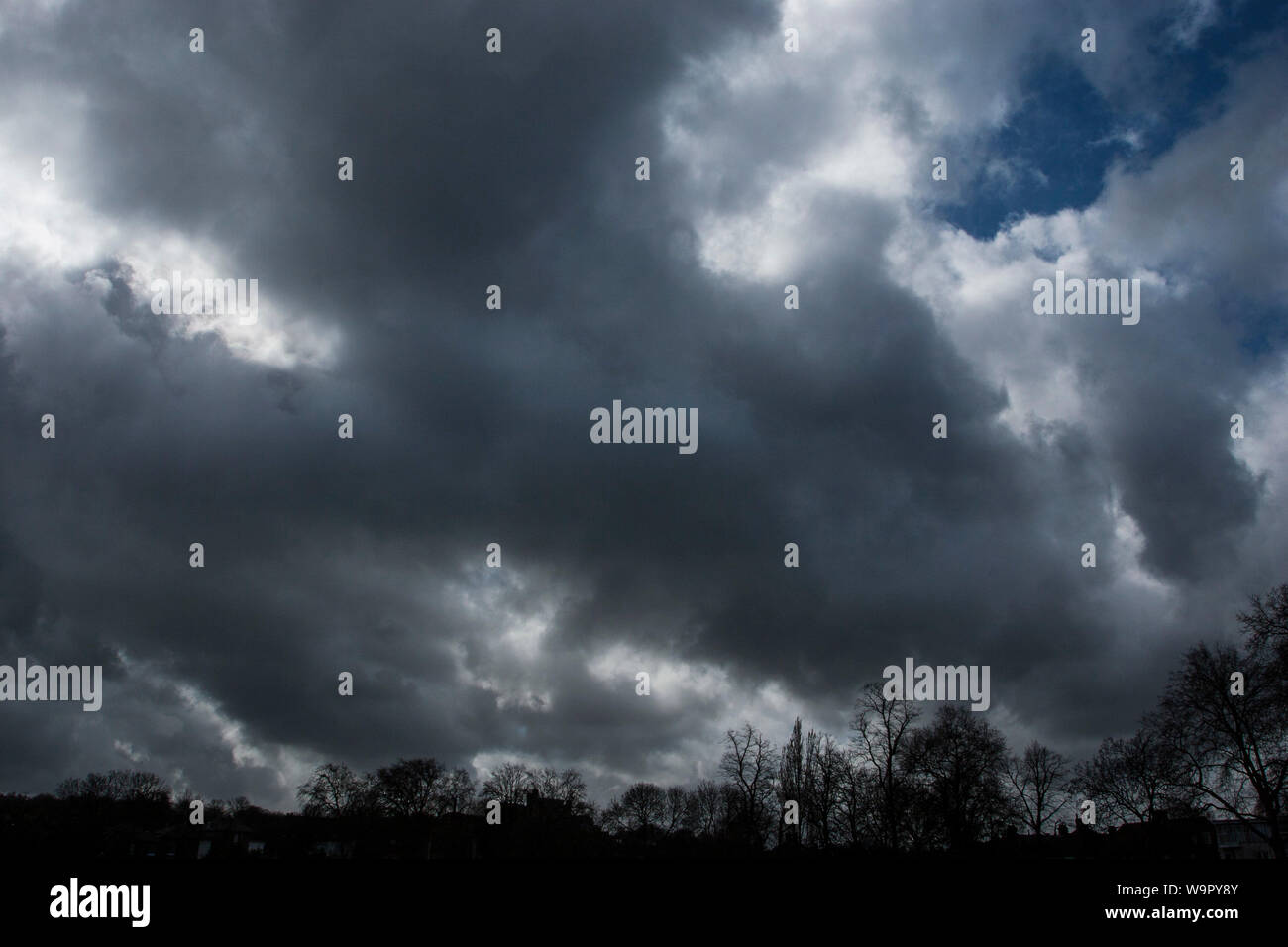 Wetter: Stürmischer, wolkig bewitterter Himmel für Hintergrund oder digitale Komposition. Stockfoto