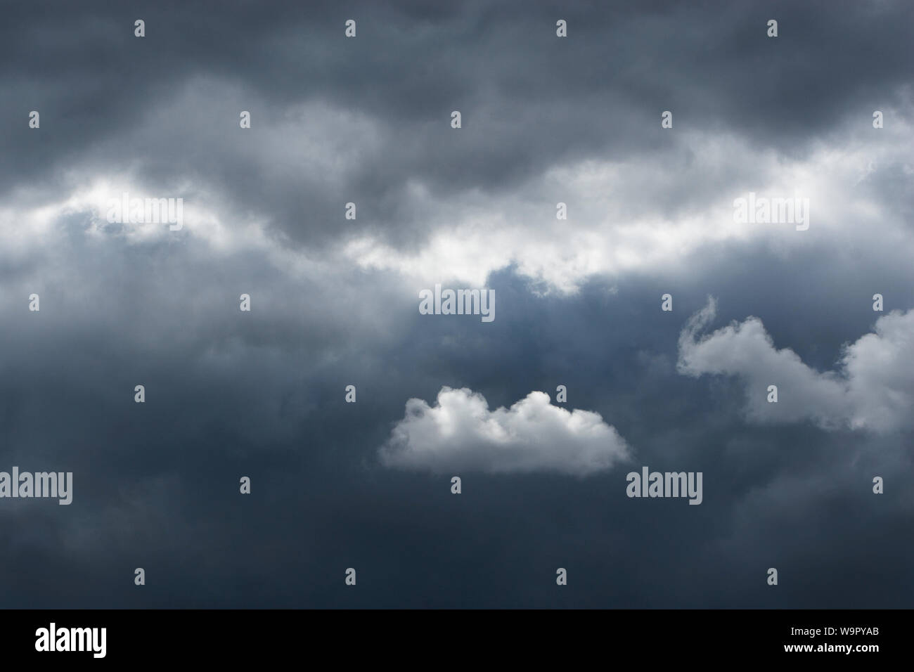 Wetter: Stürmischer, wolkig bewitterter Himmel für Hintergrund oder digitale Komposition. Stockfoto