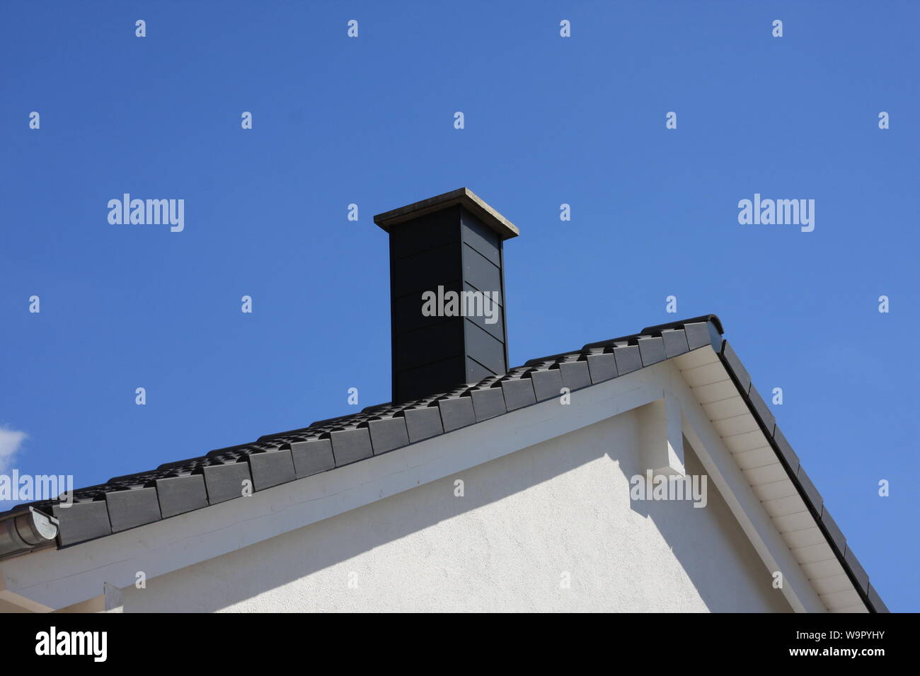 Ein Schornstein auf dem Dach Stockfoto