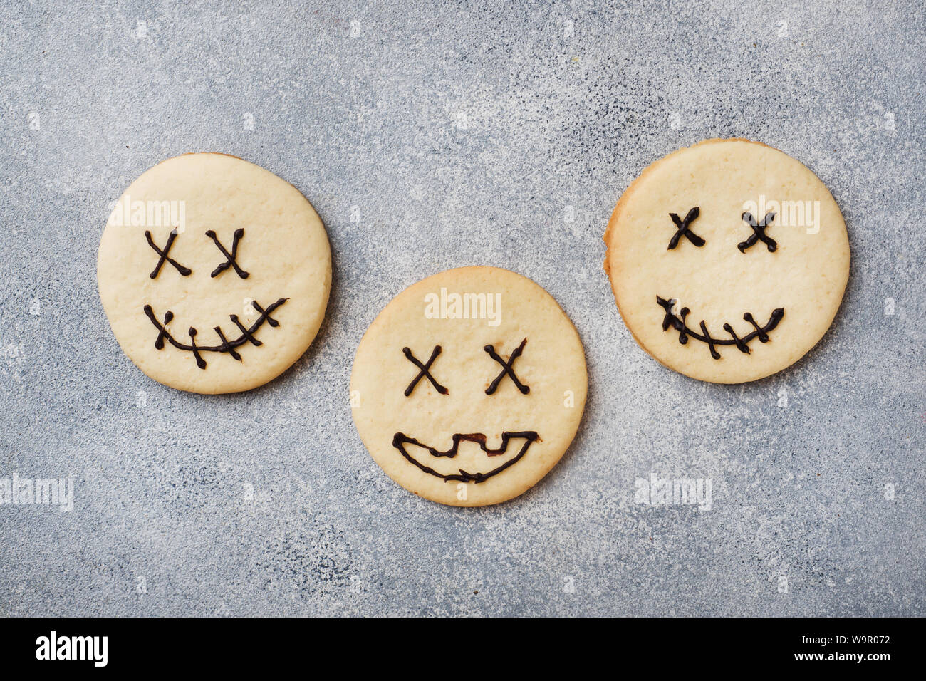 Hausgemachte Kekse für Halloween. Cookies mit lustigen Gesichtern und Spinnweben Stockfoto