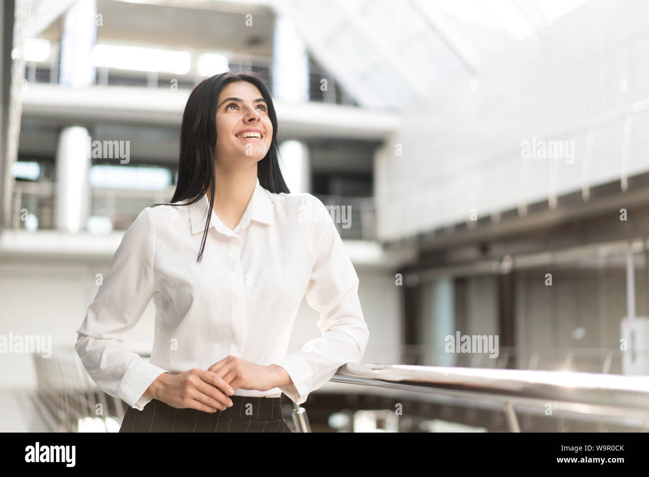 Junge Mädchen Student an erste Stelle. Erste Erfahrung in der Karriere. Frau bei der Arbeit Stockfoto