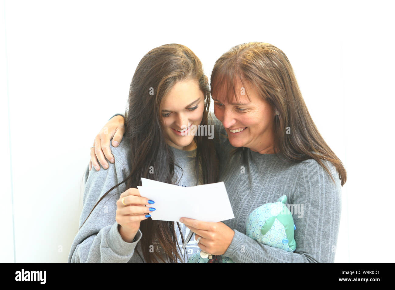 Eine Mutter mit ihrer Tochter, die ihr eine Ebene Prüfungsergebnisse eröffnet hat, Großbritannien 2019 Stockfoto