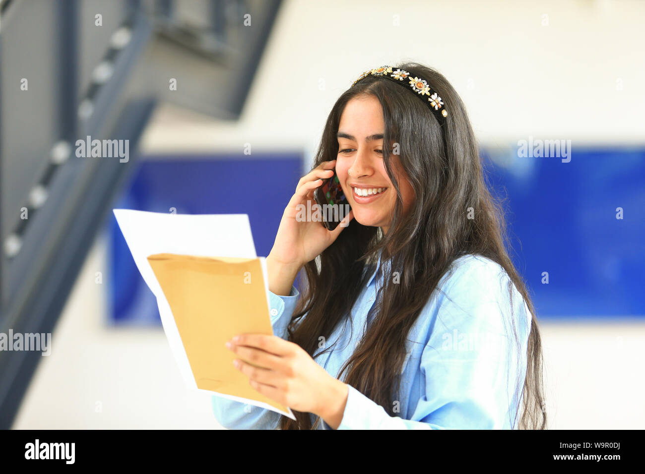 Ein junges Mädchen am Telefon, nachdem er ihr eine Ebene Prüfungsergebnisse, Großbritannien 2019 Stockfoto