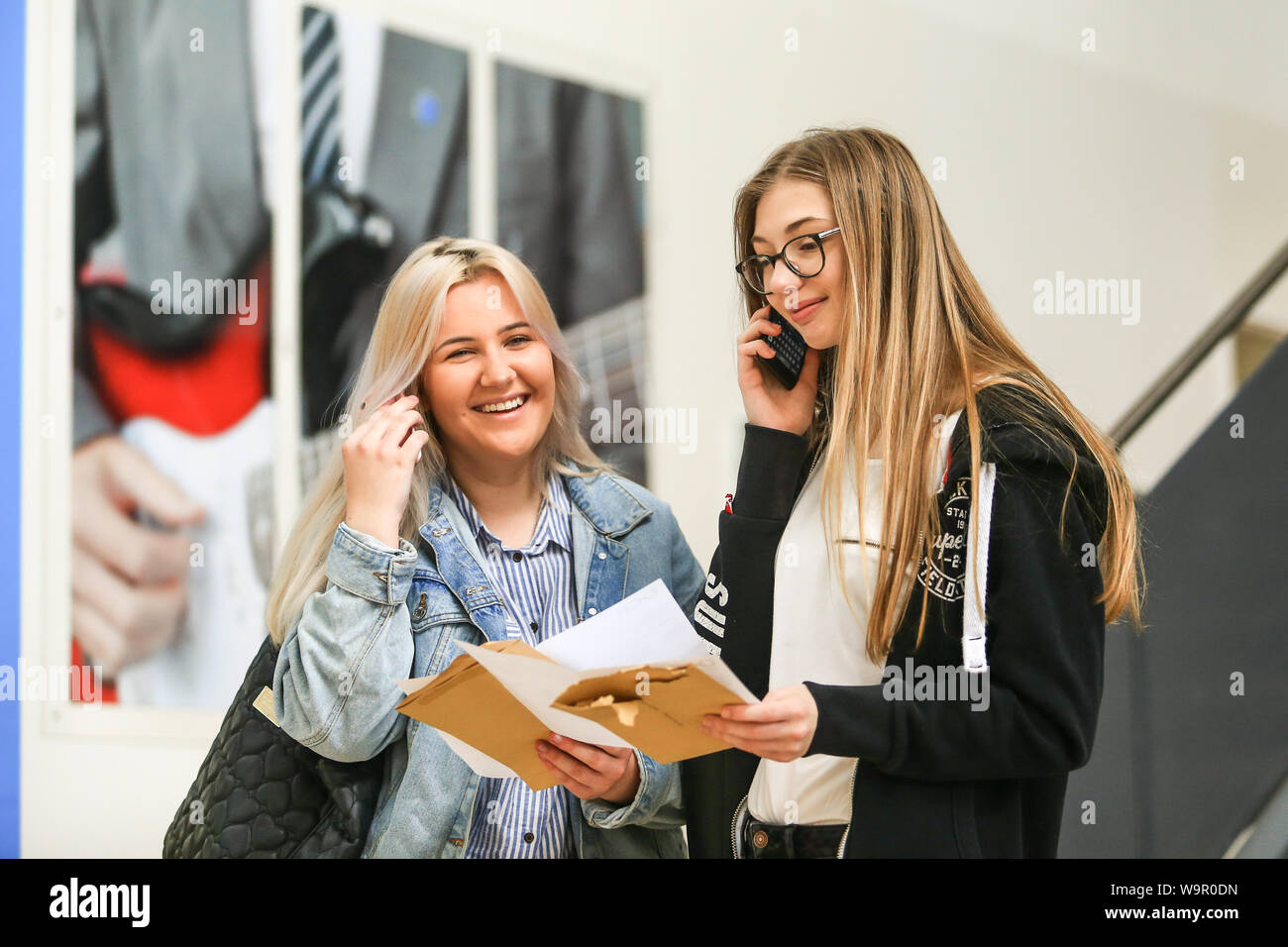 Zwei junge Mädchen mit ihren eine Ebene Prüfungsergebnisse, 2019 Stockfoto