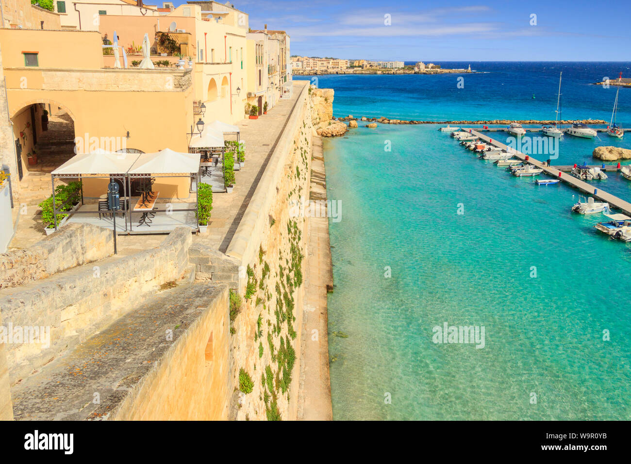 Küste des Salento: Panorama auf den Hafen von Otranto. Italien (Apulien) Blick von der alten Stadt von kristallklarem Meer umgeben ist. Stockfoto