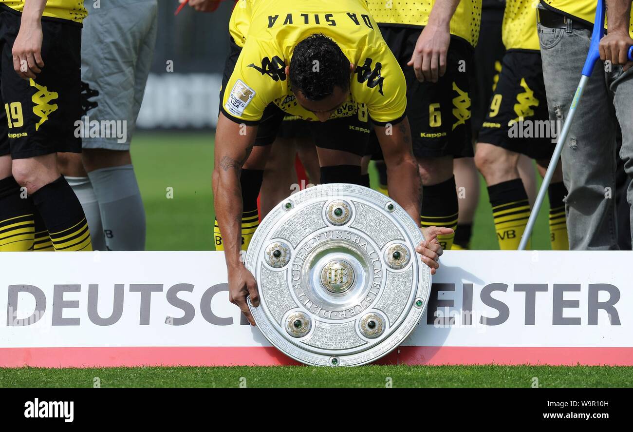 Dortmund, Deutschland. 08 Mai, 2012. firo Fuvuball, Fußball, 08.05.2012 1.Bundesliga, Saison 2011/2012 Deutscher Meister 2011/2012 BVB Borussia Dortmund BVB Funktion Da Silva Orte die Meisterschaft Trophy vor der DFL MNBande Team Foto Team Meisterschaft Meisterschaft Meister Schale das Team Foto heute auf dem Training terrain Nutzung der weltweiten Kredit geschossen wurde: dpa/Alamy leben Nachrichten Stockfoto