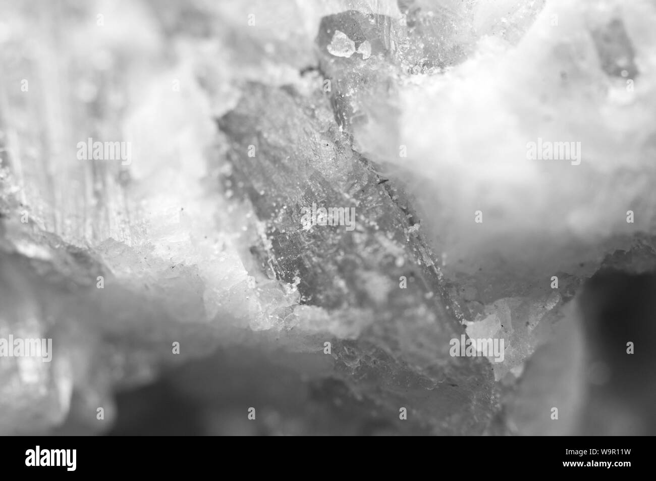 Schwarz-weißen Hintergrund aus der Natur Kristalle. Makro Stockfoto