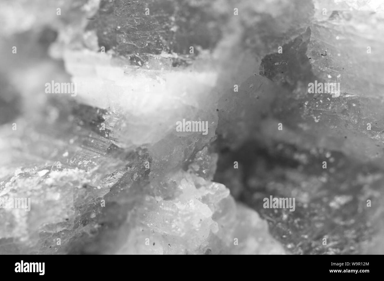 Schwarz-weißen Hintergrund aus der Natur Kristalle. Makro Stockfoto