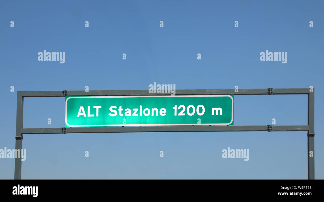 Verkehrsschild mit Text ALT STATION 1200 Meter in italienischer Sprache am Ende der Autobahn Stockfoto