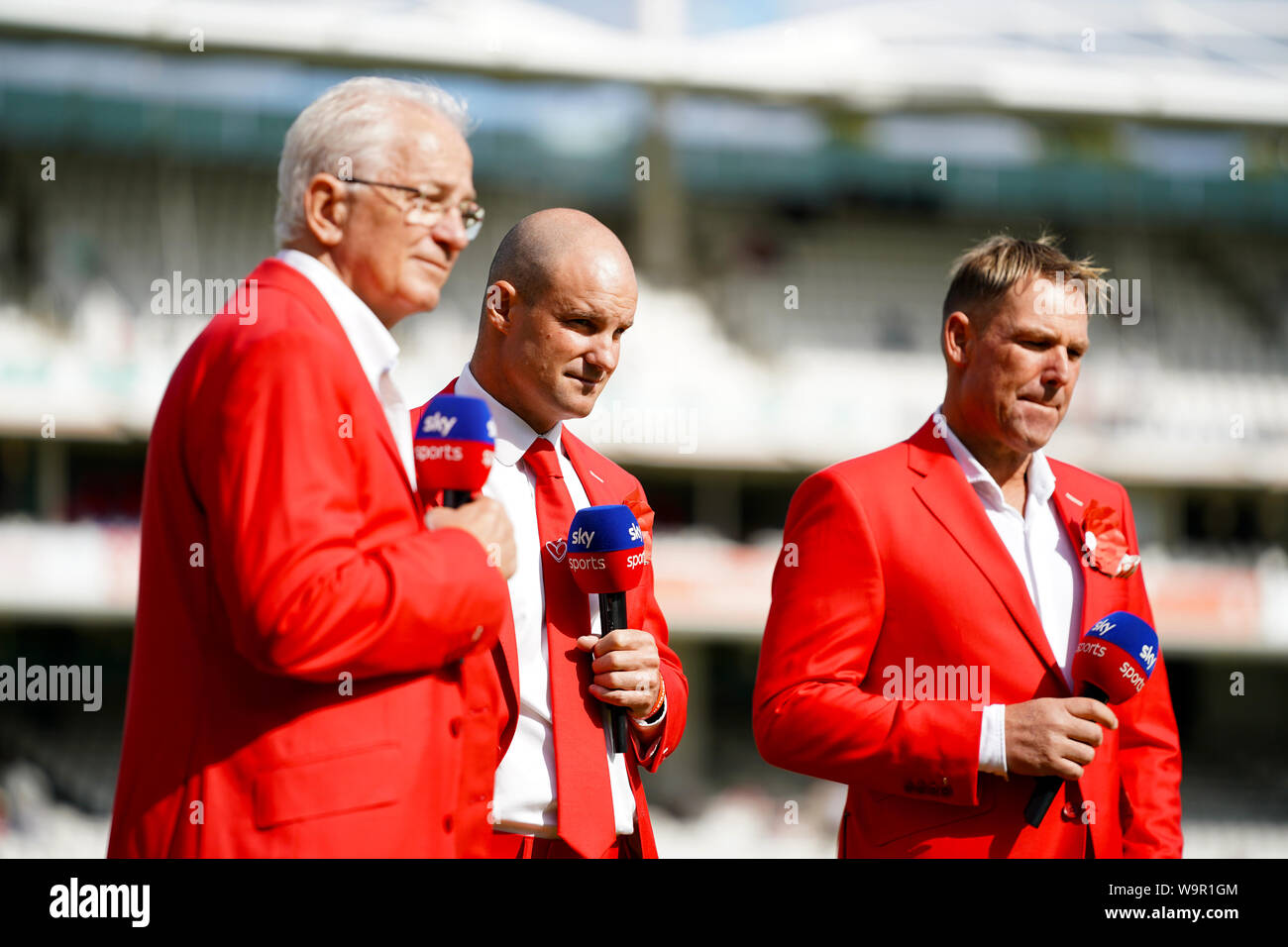 (Von links nach rechts) David Gower, Andrew Strauss und Shane Warne tragen für die Ruth Strauss Stiftung rot bei Tag zwei der Asche Test Match auf Lord's, London. Stockfoto