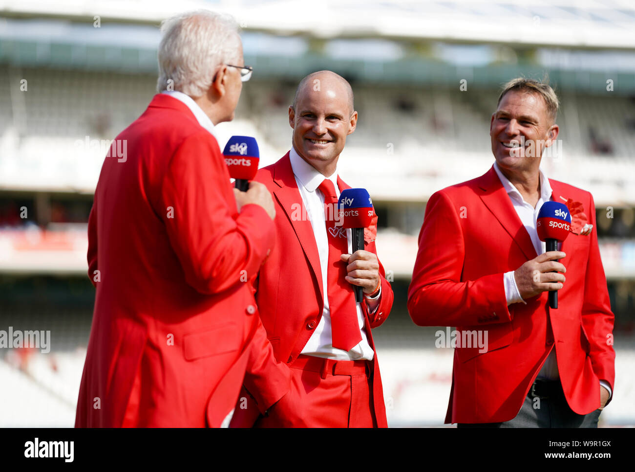 (Von links nach rechts) David Gower, Andrew Strauss und Shane Warne tragen für die Ruth Strauss Stiftung rot bei Tag zwei der Asche Test Match auf Lord's, London. Stockfoto