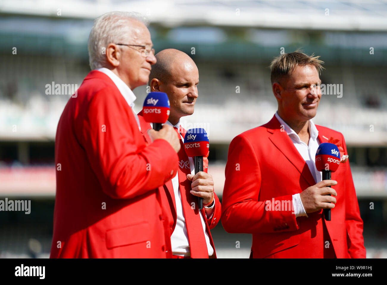 (Von links nach rechts) David Gower, Andrew Strauss und Shane Warne tragen für die Ruth Strauss Stiftung rot bei Tag zwei der Asche Test Match auf Lord's, London. Stockfoto