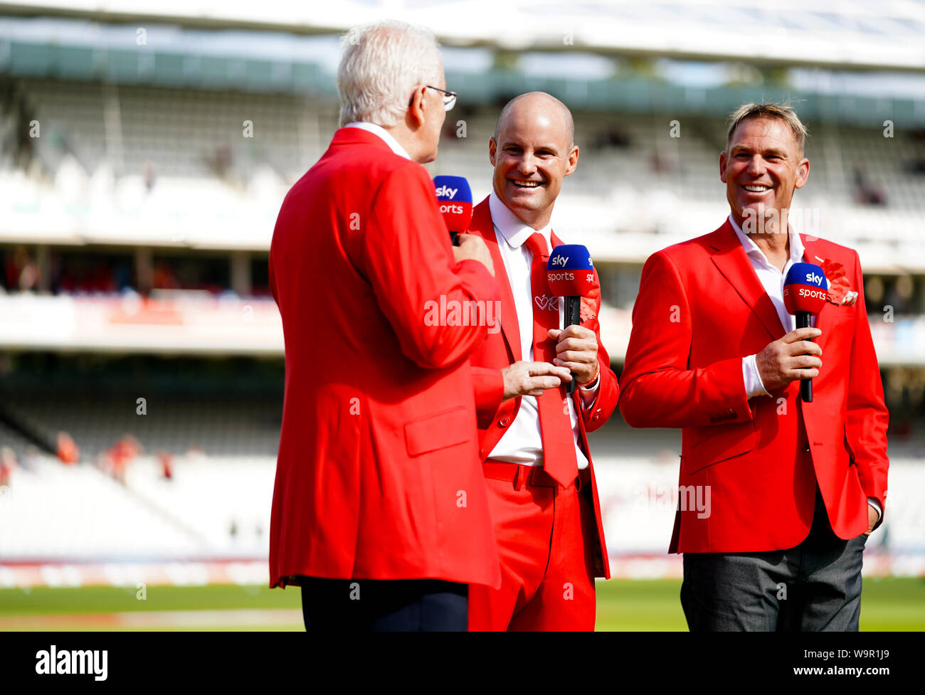 (Von links nach rechts) David Gower, Andrew Strauss und Shane Warne tragen für die Ruth Strauss Stiftung rot bei Tag zwei der Asche Test Match auf Lord's, London. Stockfoto