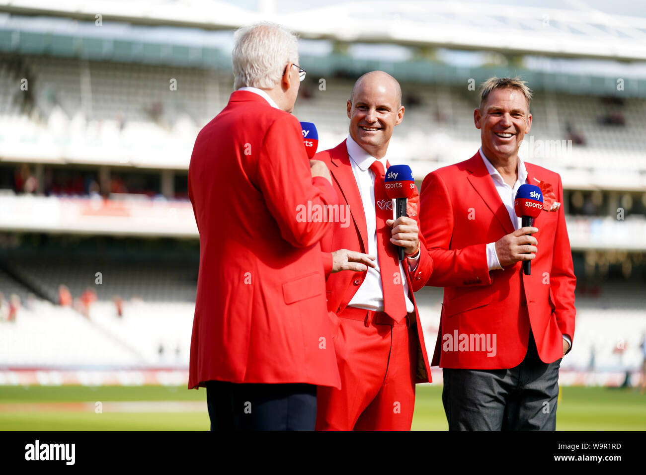 (Von links nach rechts) David Gower, Andrew Strauss und Shane Warne tragen für die Ruth Strauss Stiftung rot bei Tag zwei der Asche Test Match auf Lord's, London. Stockfoto