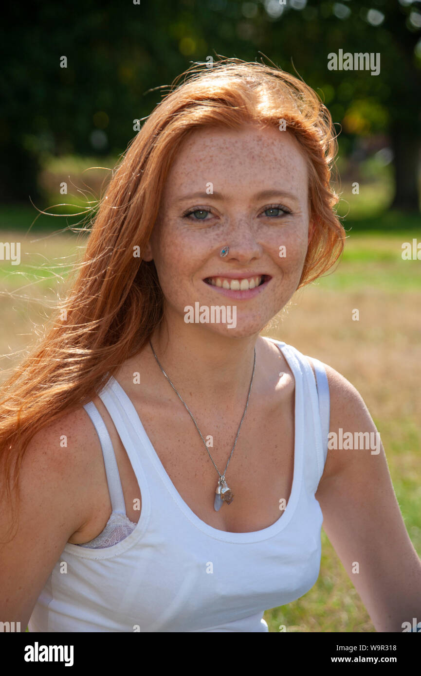 Tennage Mädchen rote Haare Sommersprossen H&S-Ausdrücke Stockfotografie -  Alamy