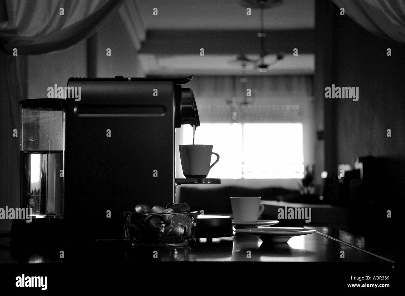 Espressomaschine in Silhouette, Ansicht der Sätze beim Befüllen Kaffeetasse. Stockfoto