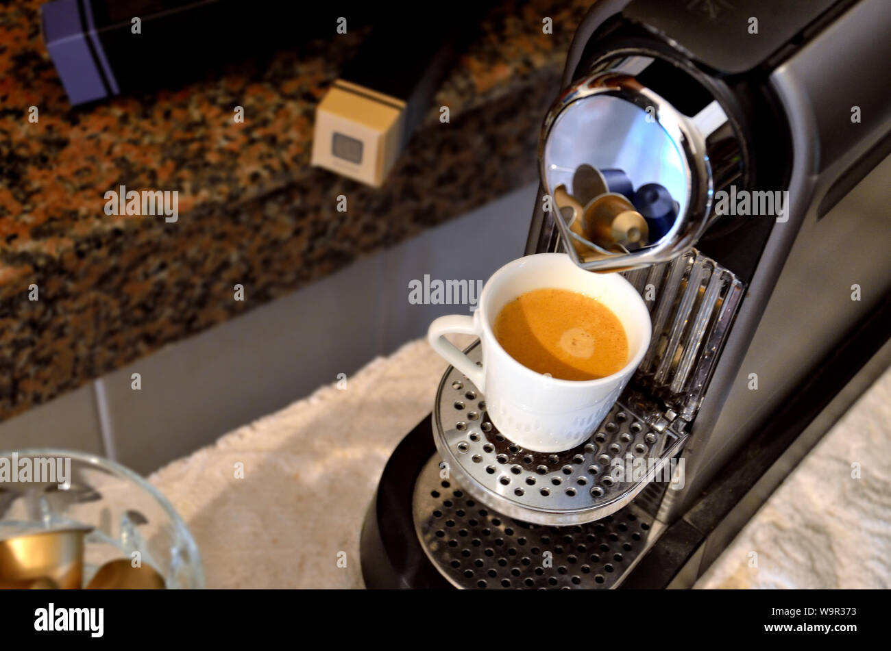 Hohe Betrachtungswinkel und einer Espressomaschine mit einer gefüllten Tasse Kaffee. Stockfoto