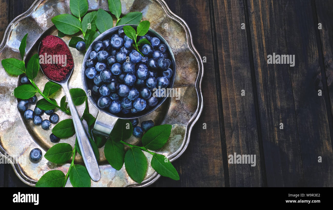 Gefriergetrocknete Nordic blueberry Pulver und Frische reichen Beeren und Blätter Stockfoto