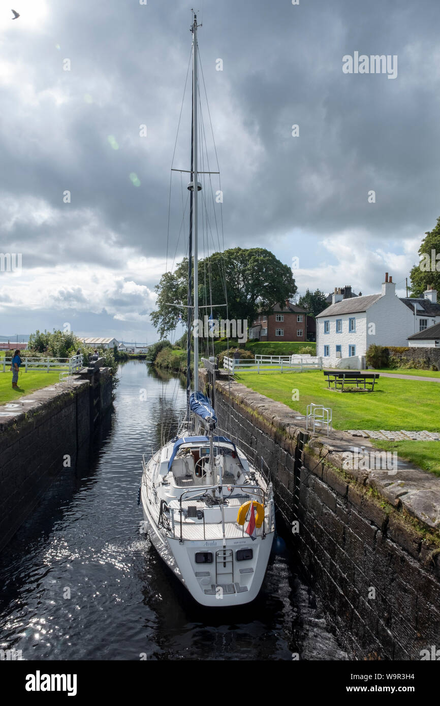 Eine Yacht führt durch eine Schleuse auf dem Crinan Canal an Adrishaig, Argyll, Schottland. Stockfoto