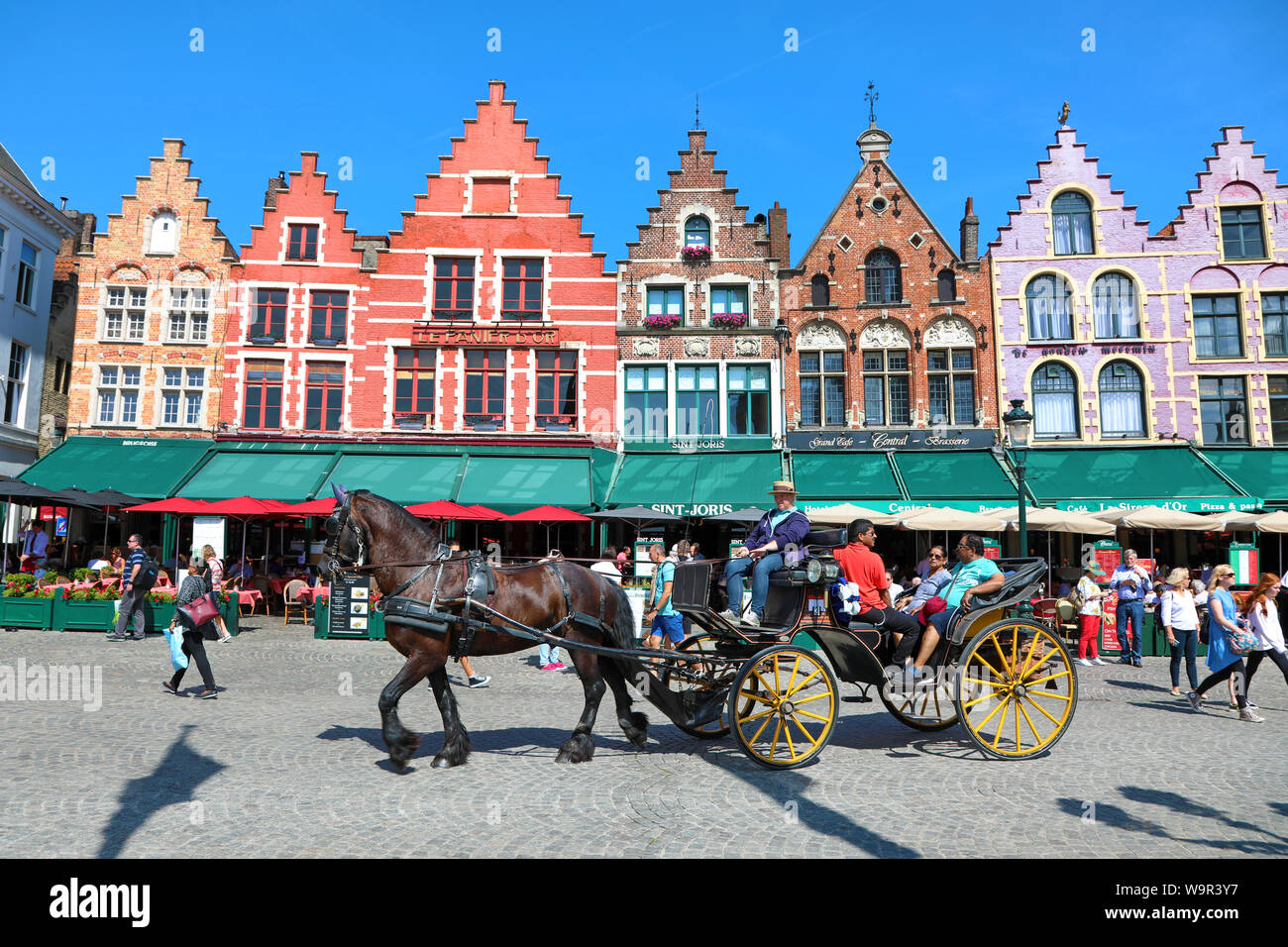 Guild Houses umgewandelt in Restaurants und ein Pferd und Wagen in den Marktplatz oder Markt, Brügge, Belgien Stockfoto