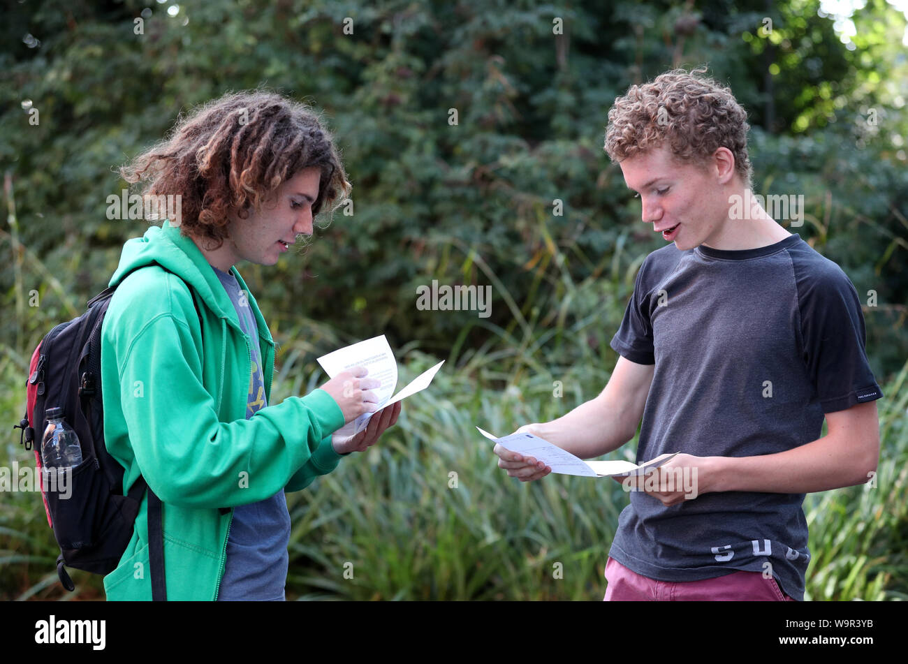 Zwillingsbrüder Chris (rechts) und Patrick Lotery, 18, wer bekam 5 A * Jede in Ihrer eine Ebene Ergebnisse bei Peter Symonds College in Winchester. Stockfoto