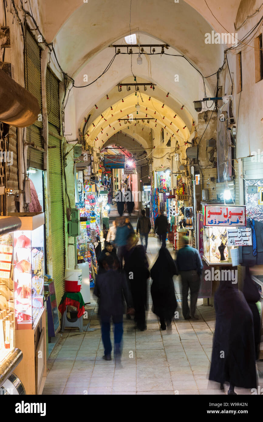 Die Menschen und Geschäfte im alten Kashan Basar, Provinz Isfahan, Islamische Republik Iran Stockfoto