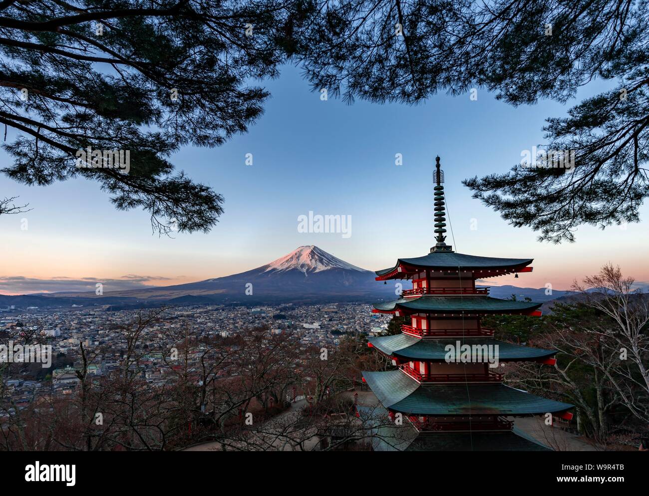 5-stöckige Pagode, Chureito Pagode, mit Blick über die Stadt und den Berg Fuji Fujiyoshida Vulkan bei Sonnenuntergang, Yamanashi Präfektur, Japan Stockfoto