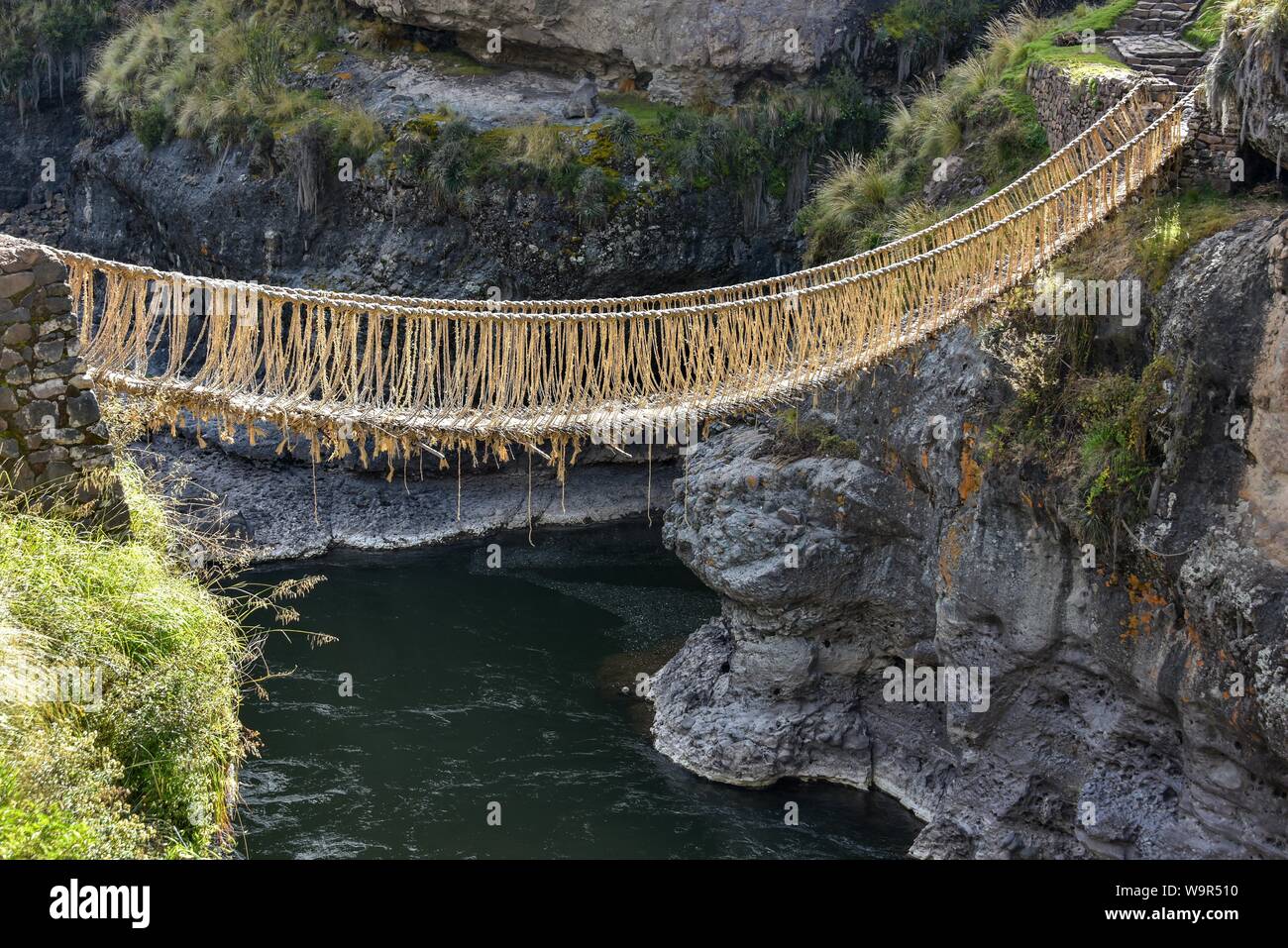 Hängebrücke Q'iswachaka aus der Inkazeit, die Rope Bridge von geflochtenen Ichu-gras (Jarava ichu) über den Rio Apurimac, Canas-provinz, Peru Stockfoto