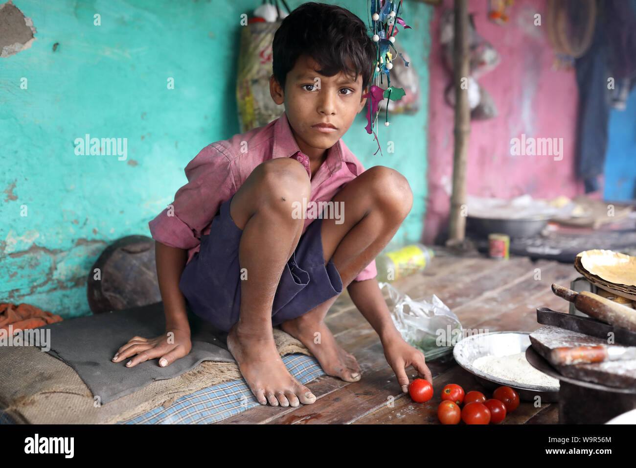 Straße Kind in einem Slum in Kolkata, Indien Stockfoto