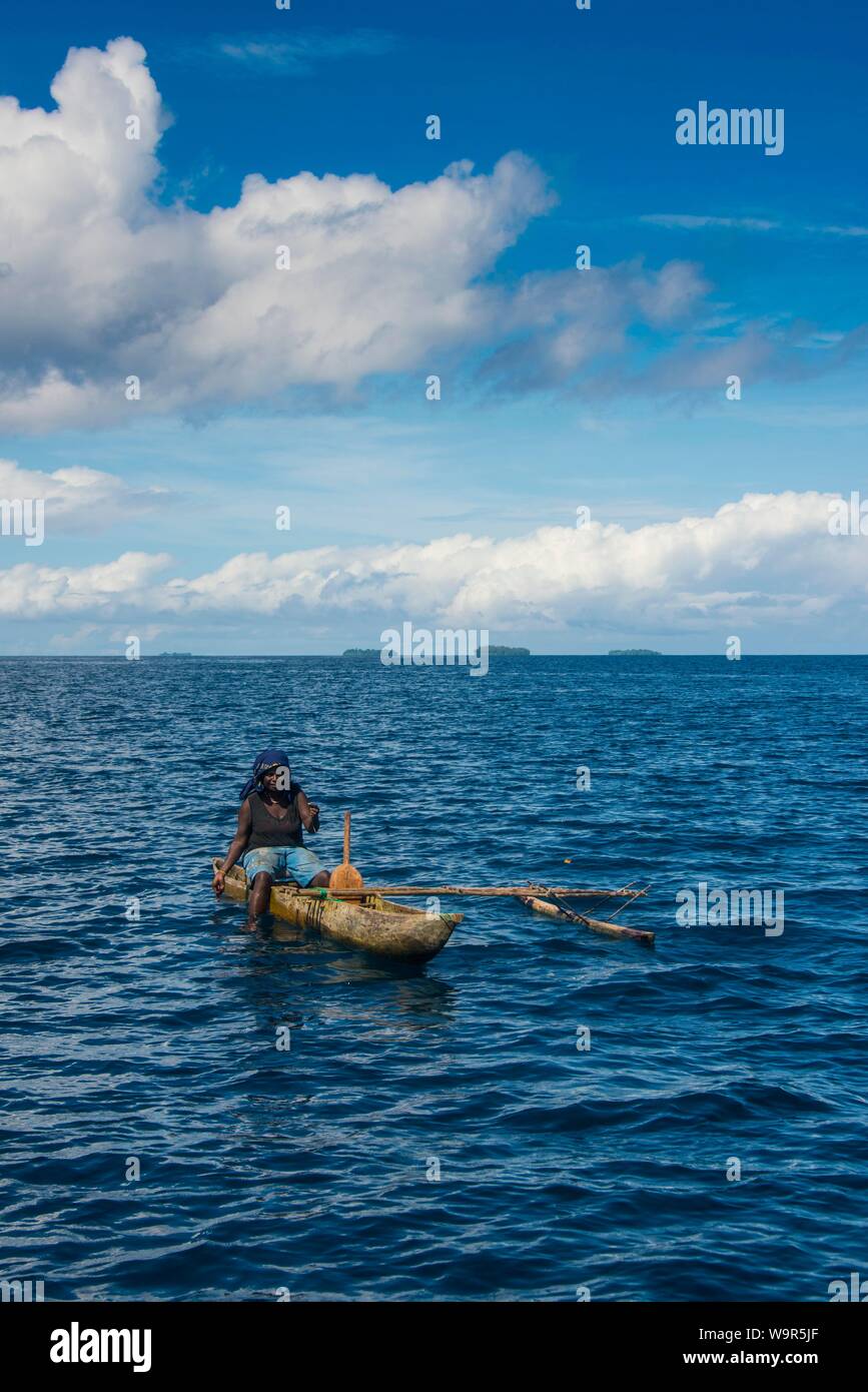 Angeln Frau in einem Auslegerboot, Buka, Papua-Neuguinea Stockfoto