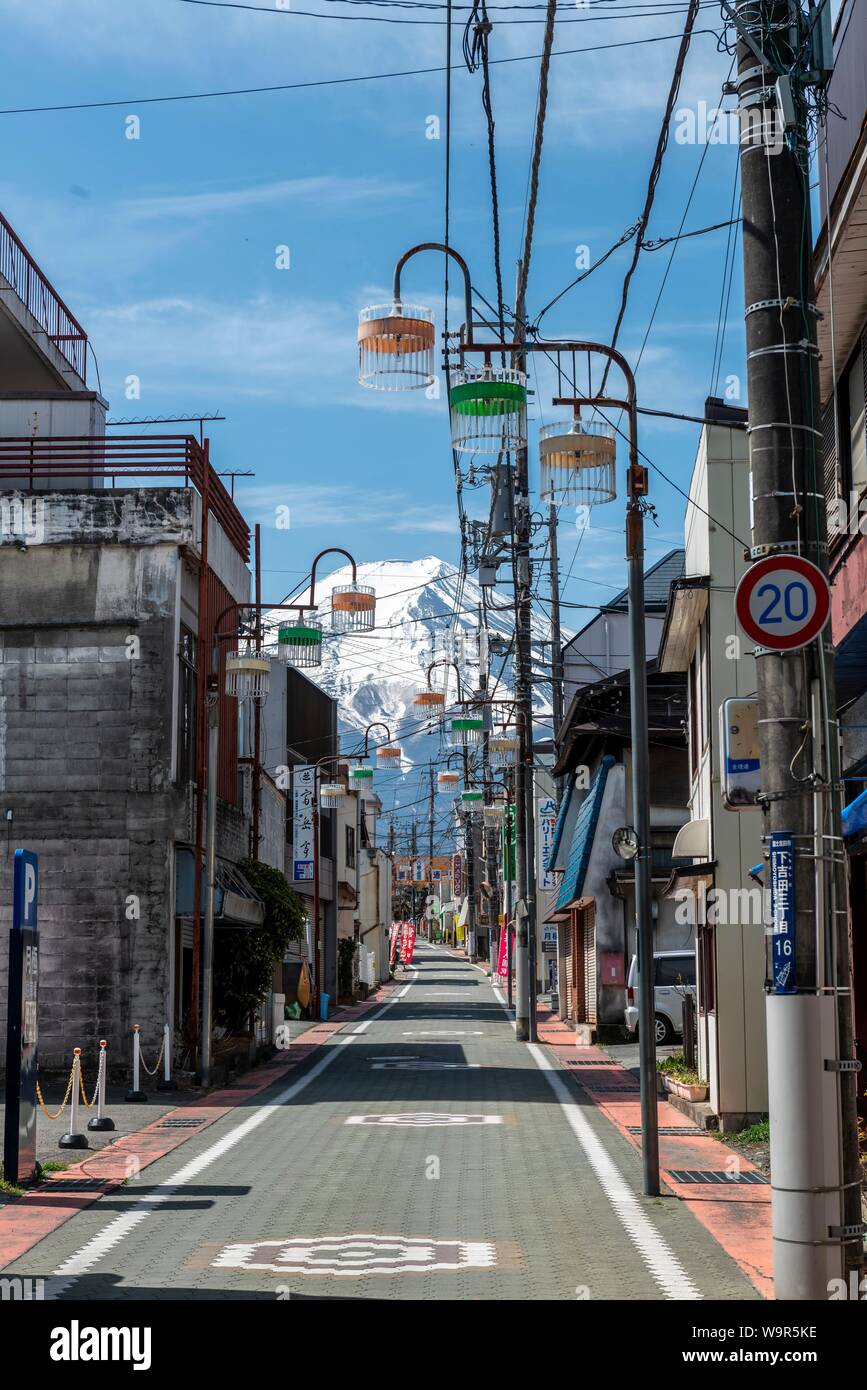 Straßenszene in einem Wohnviertel, zurück Vulkan Mt. Fuji, Fujiyoshida, Yamanashi Präfektur, Japan Stockfoto