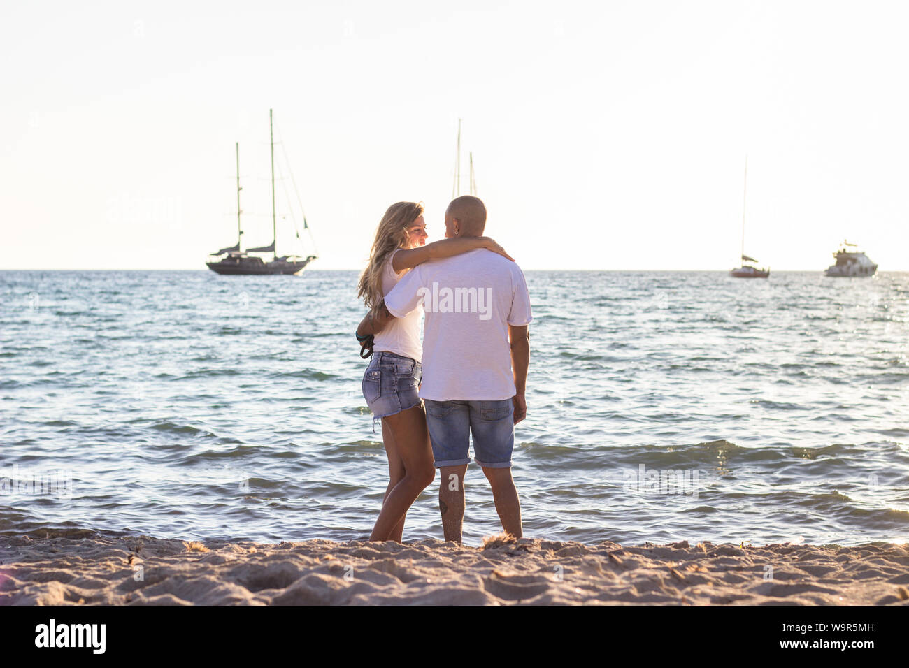 Junge glückliches Paar im Urlaub Spaß zu Fuß am Meer Strand Stockfoto