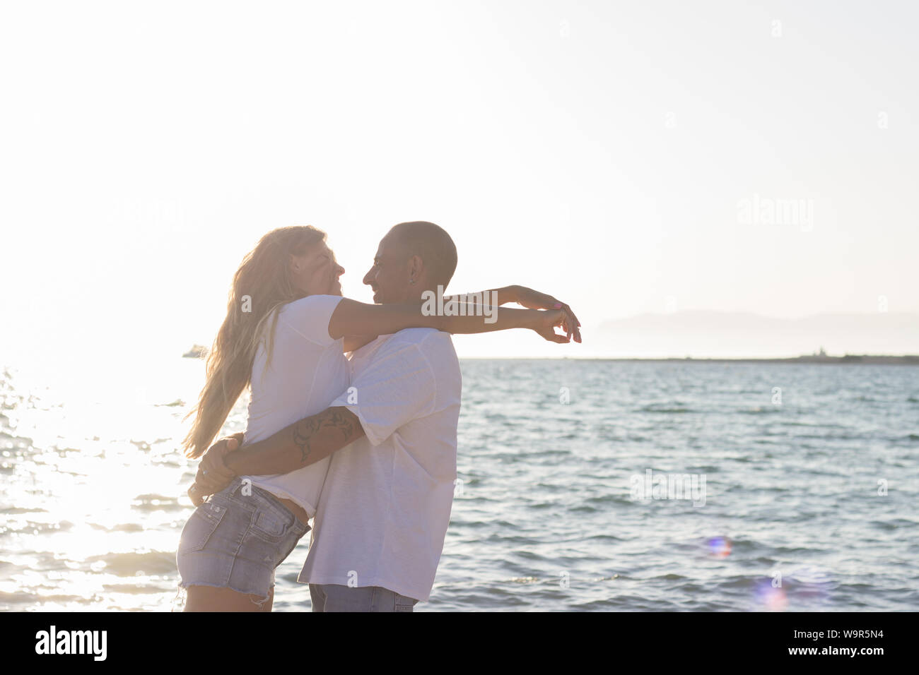 Junge glückliches Paar im Urlaub Spaß zu Fuß am Meer Strand Stockfoto