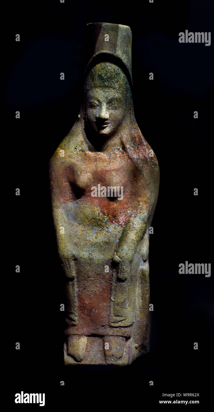 Sitzende Frau trägt einen pôlos 550-520 v. Chr. Camiros de Rhodes (Milet Terrakotta) H.20 cm. ; L.7cm. Sitzende Frauen, mit den Händen auf ihre Knie, wurde in der ersten Hälfte des 6.Jahrhundert v. Chr., wie Modelle der großen Statuen wie die drei Grabkunst Statuen aus der Nekropole von Milet erstellt. Griechische Griechenland. Stockfoto