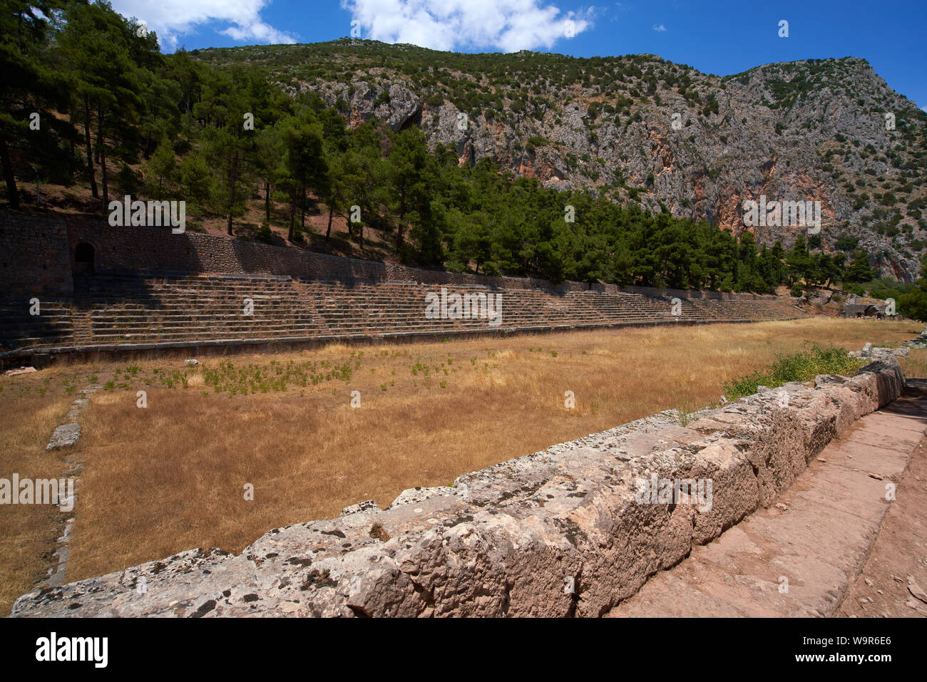 Das antike Stadion am oberen Rand der Seite bei Delphi in Griechenland, wo Pan hellenic Sportveranstaltungen in der antiken griechischen Zeiten abgehalten wurden. Stockfoto