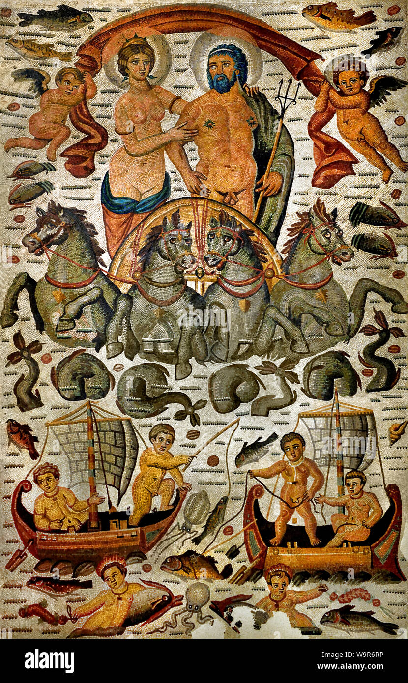 Boden Mosaik Fragment: Triumph von Neptun und Amphitrite 1. Quartal des 4. Jahrhunderts Constantine, Algerien Marmor, Kalkstein und Glas einfügen (Göttliche Paar stehend auf den Körper von einem Wagen durch vier Pferde, die aus den Wellen durch eine ganze marine Fauna animierte Aufstieg gezogen. Delfinen tauchen, springen an der Vorderseite der Crew. Mit seinem linken Arm ruht auf Neptun's Schulter, Amphitrite bewegt den rechten Arm auf ihn zu.) Stockfoto