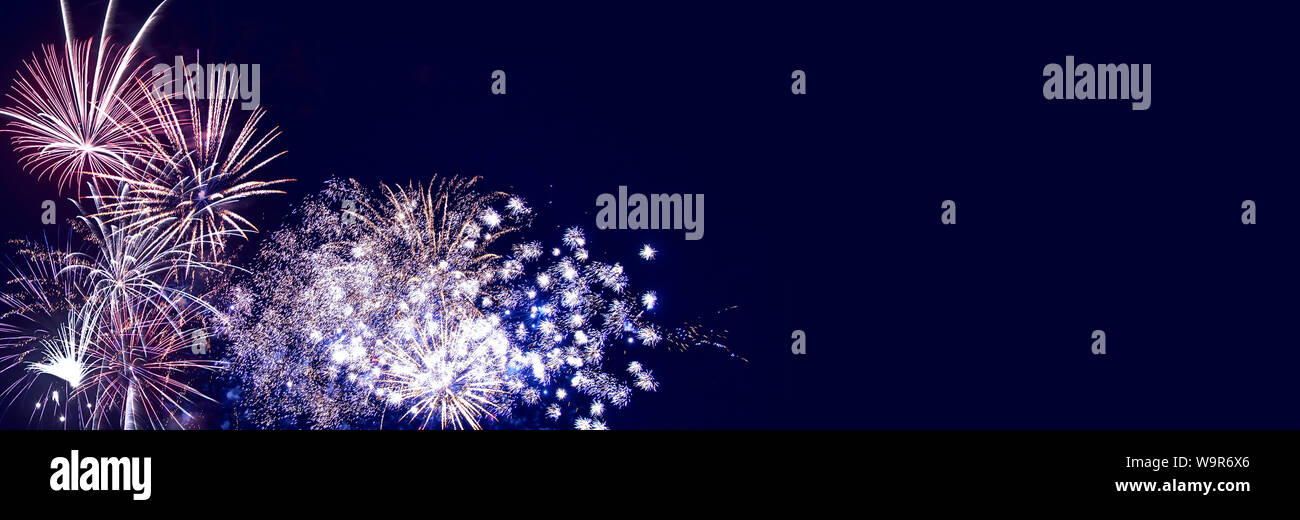 Feuerwerk mit blauer Hintergrund für Jubiläum, neues Jahr, Event- und Festival Stockfoto