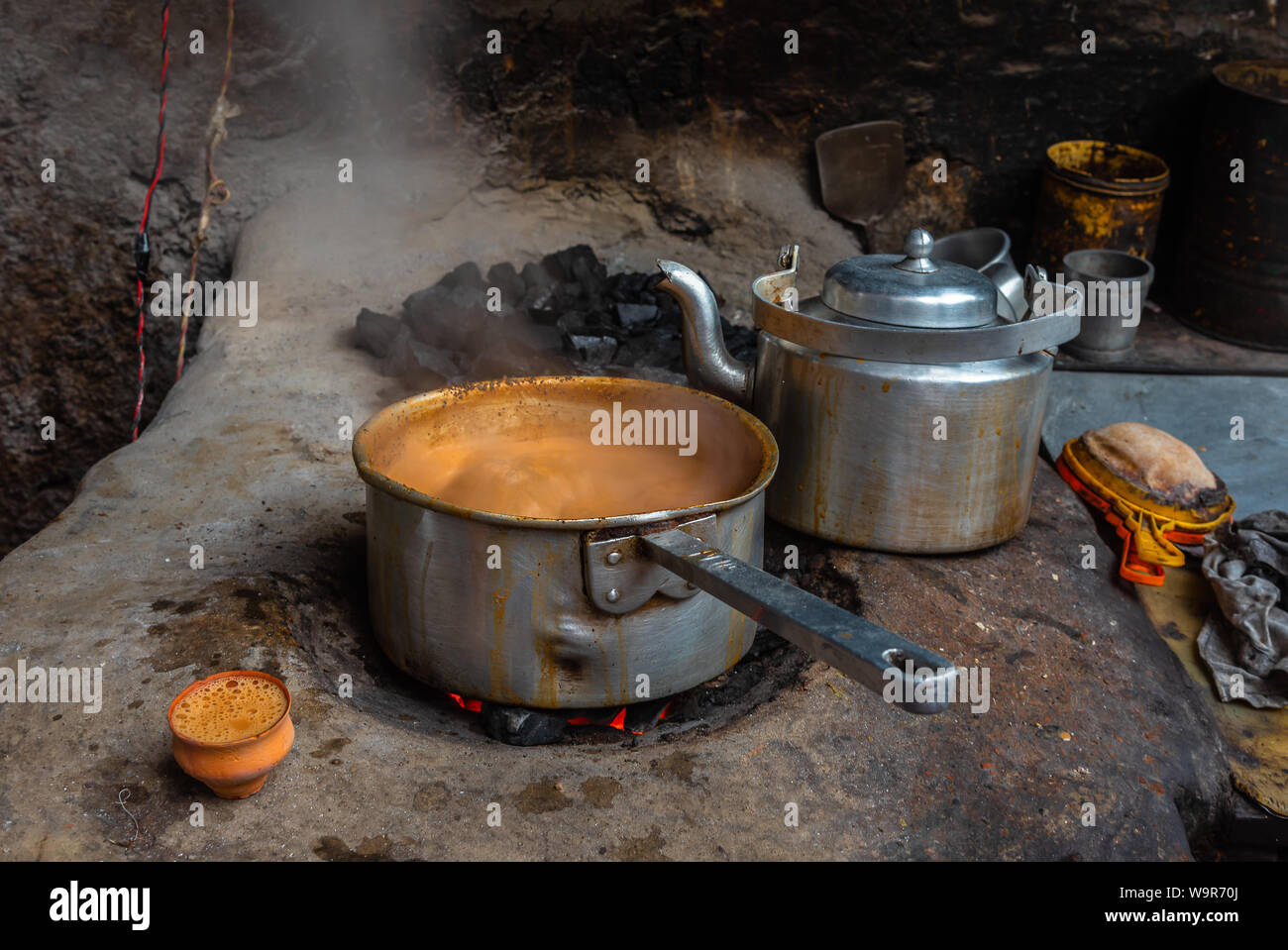 Im indischen Stil heißer Milch, Kaffee oder Chai mit Ton Teekanne. Selektiver Fokus verwendet. Stockfoto