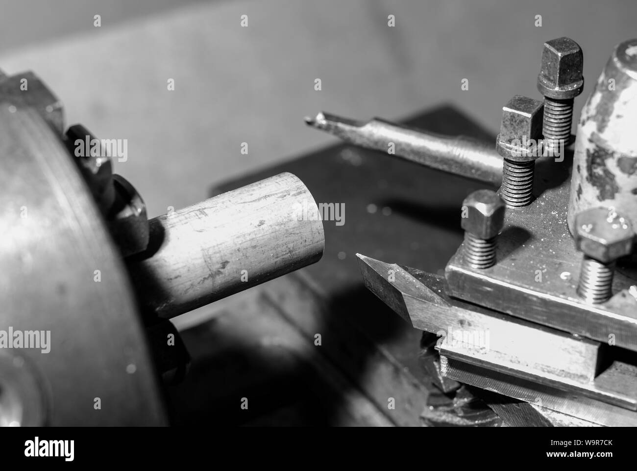 Detail der Metallbearbeitung Drehmaschine-tool Bit, Schlitten, Spindel, zylindrisches Werkstück; Schwarzweiß-Foto Stockfoto