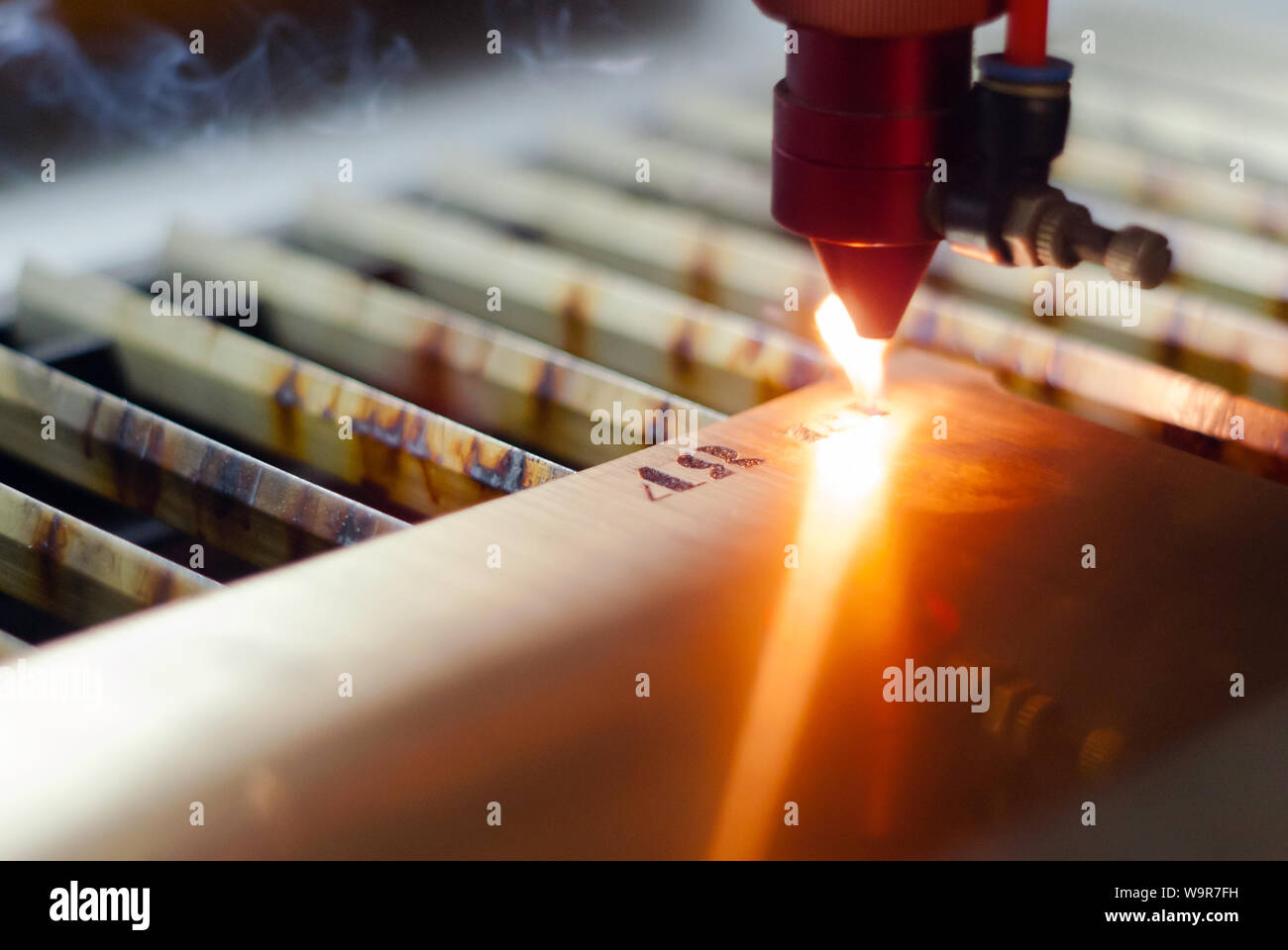 Stufe der Fertigung, Lasergravur im automatischen Modus, Nahaufnahme, verschwommenen Hintergrund Stockfoto