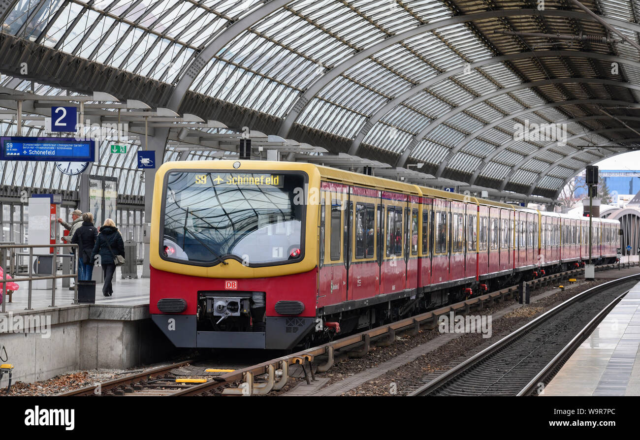 S-Bahn, Bahnhof Spandau, Berlin, Deutschland Stockfoto
