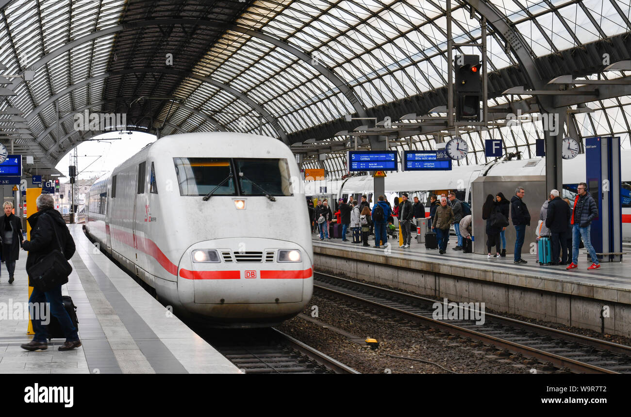 Eis, Zugangsweg, Bahnhof Spandau, Berlin, Deutschland Stockfoto