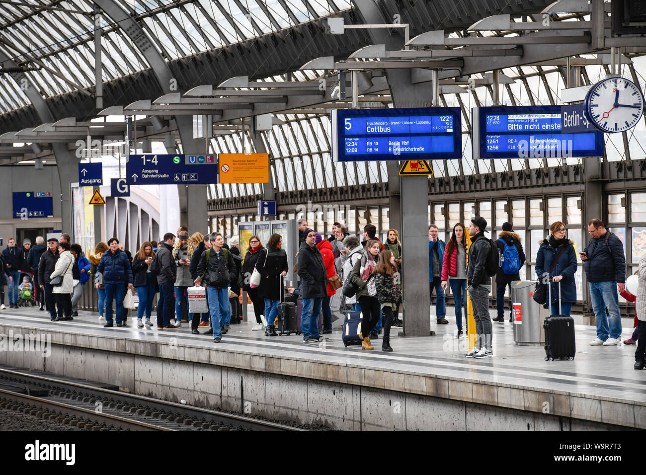 Wartende Passagiere, Bahnhof Spandau, Berlin, Deutschland Stockfoto