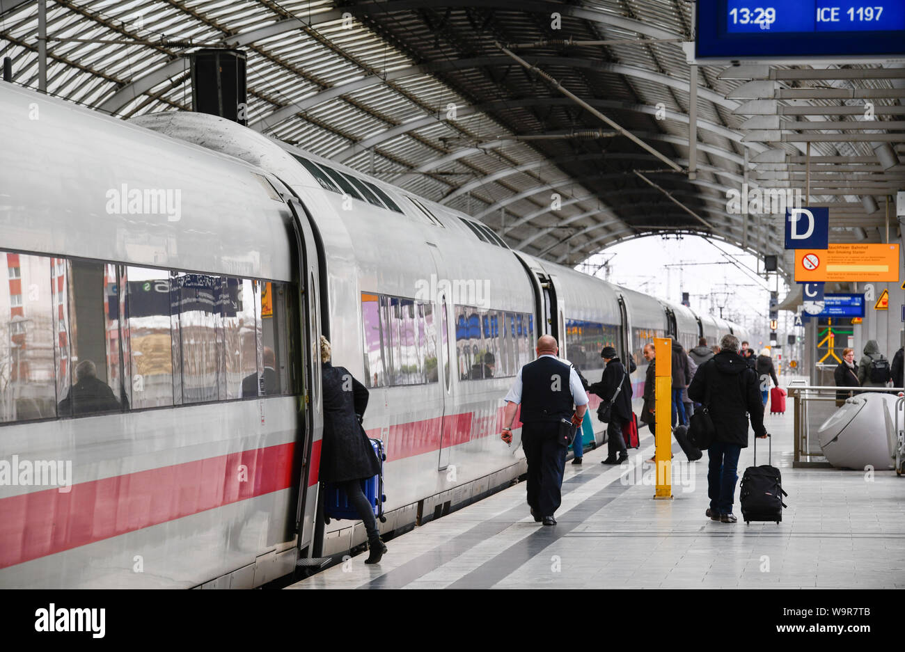 Eis, Zugangsweg, Bahnhof Spandau, Berlin, Deutschland Stockfoto