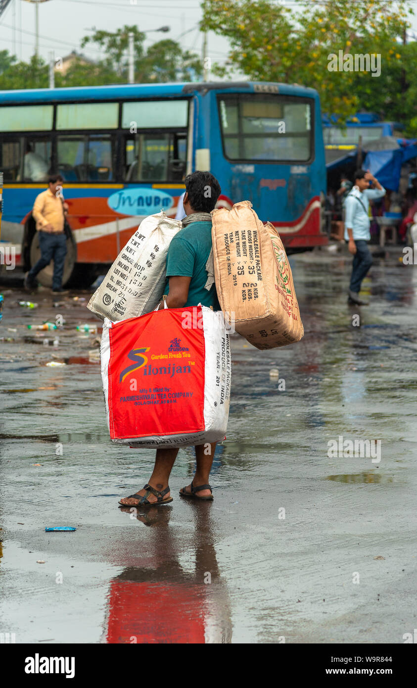 Kolkata, West Bengal/Indien - August 13,2019. Ein nicht identifiziertes Arbeit mit schwerem Gepäck. Stockfoto