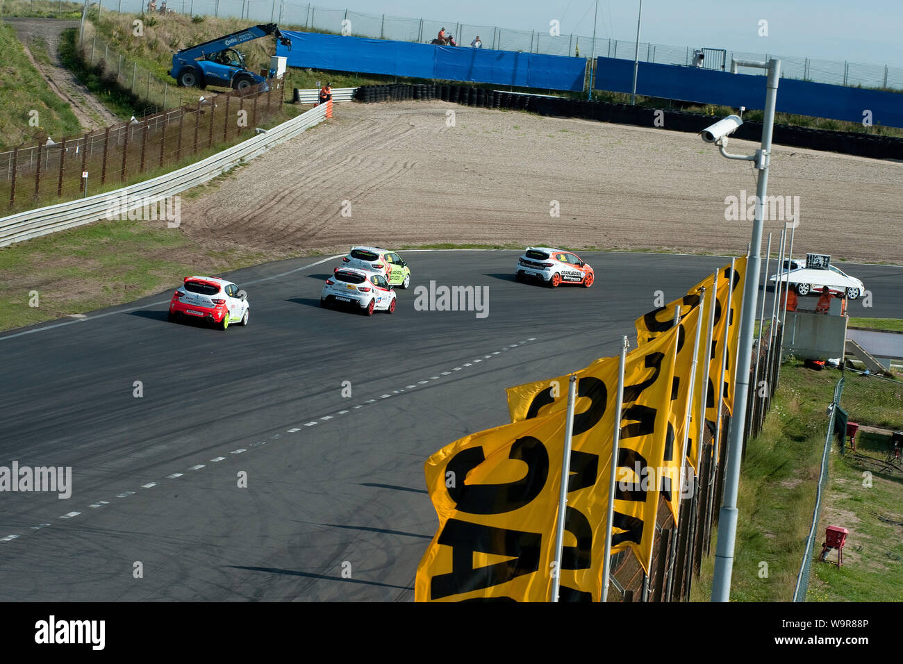 Clio Cup Rennwagen am Anschluss, Rennstrecke, Zandvoort, Provinz Noord-Holland, Niederlande, Europa, Zandvoort Stockfoto