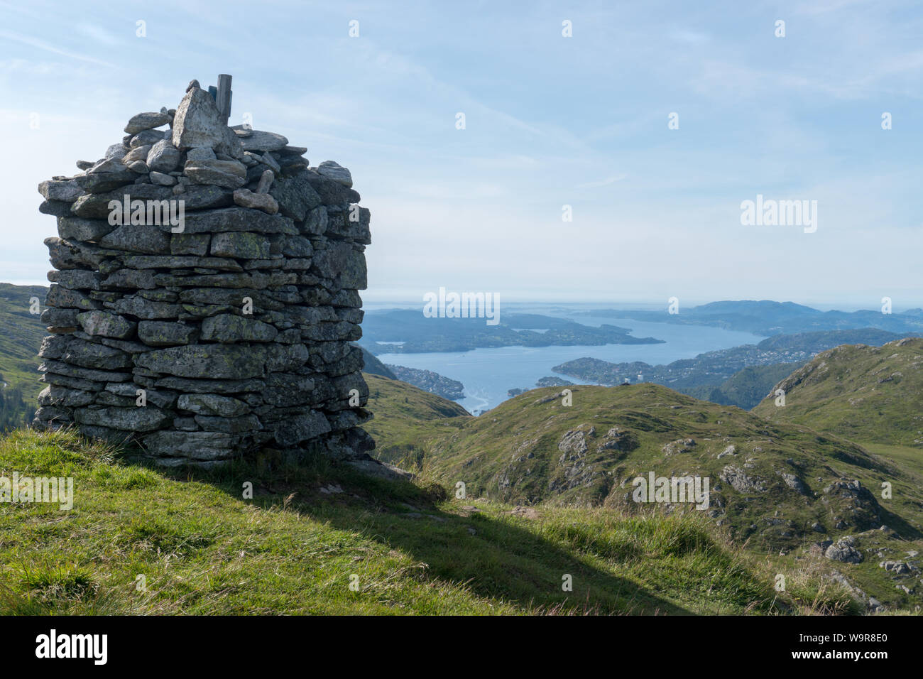 Entlang der Wanderung zwischen Mount Ulriken Vidden und den Berg Fløyen in Bergen, Norwegen, Skandinavien mit Askøy Insel im Hintergrund Cairn Stockfoto
